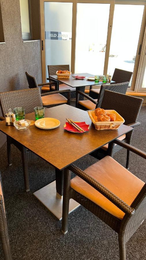 אולומוץ Kamel Club Restaurace A Penzion מראה חיצוני תמונה